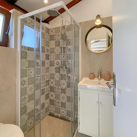 Апартаменты Malerisches Studio-apartment Mit 2 Bikes, Terrasse - Nur 250 Meter Zum Strand Karpinjan