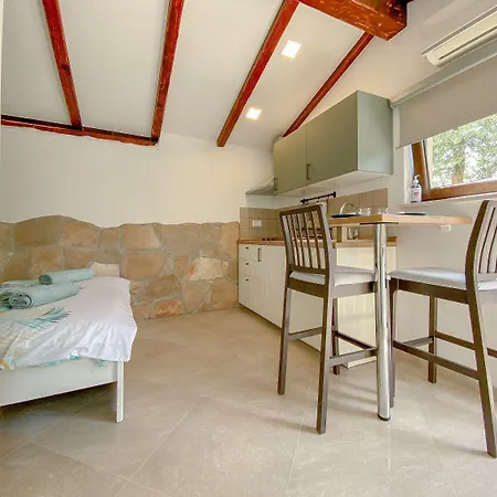 Malerisches Studio-apartment Mit 2 Bikes, Terrasse - Nur 250 Meter Zum Strand Karpinjan