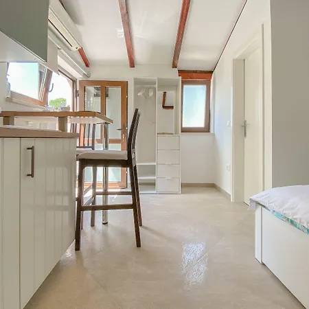 Апартаменты Malerisches Studio-apartment Mit 2 Bikes, Terrasse - Nur 250 Meter Zum Strand Karpinjan