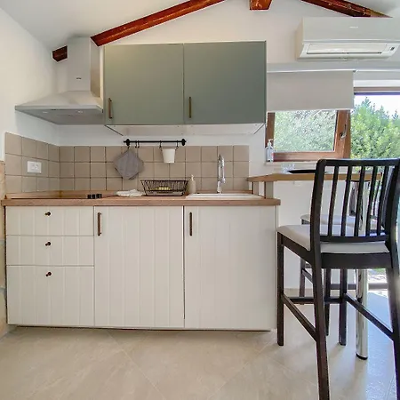 Апартаменты Malerisches Studio-apartment Mit 2 Bikes, Terrasse - Nur 250 Meter Zum Strand Karpinjan